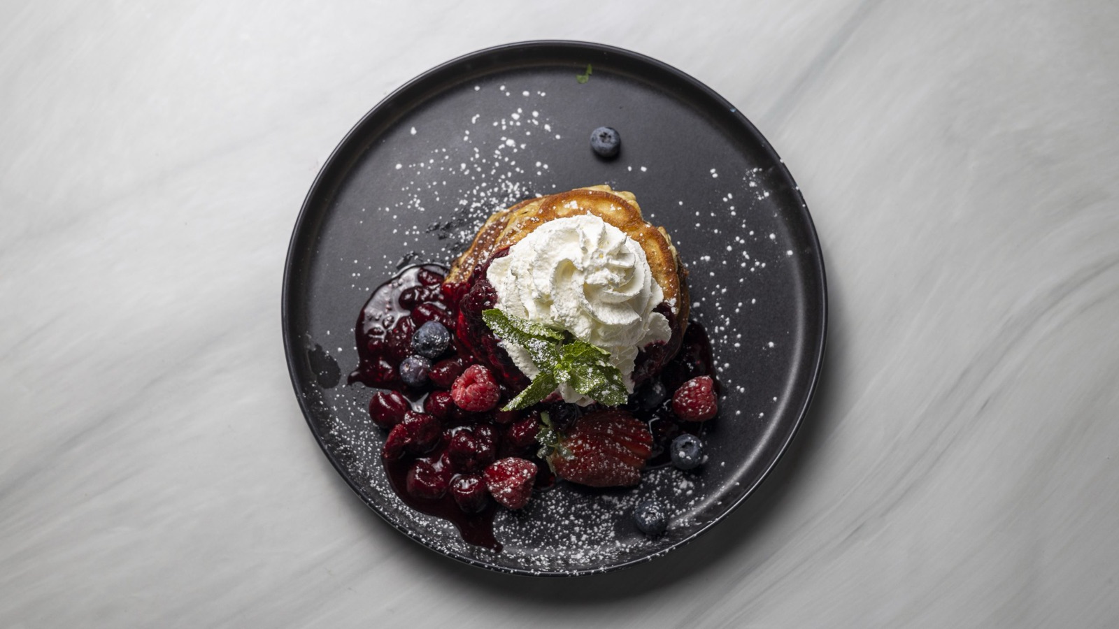 American pancakes med bärkompott och grädde